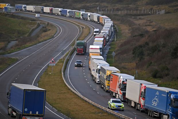 تكدس الشاحنات على الحدود البريطانية الفرنسية بسبب سلالة “كورونا” الجديدة