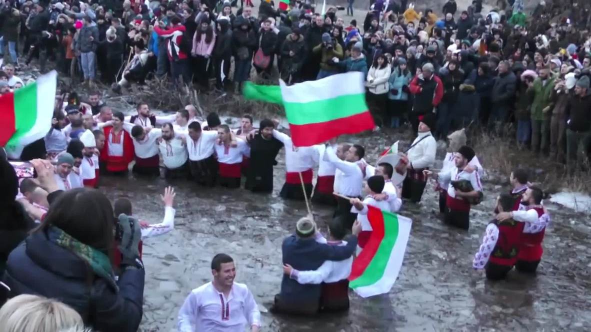 رغم قيود الكورونا.. عشرات البلغار يؤدون طقوس”الغطاس” في “كلوفر”